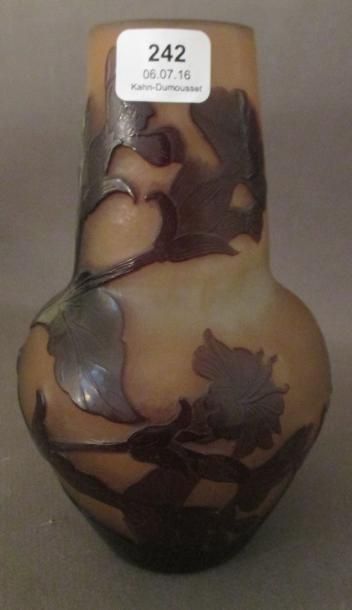 null Emile GALLE (1846-1904)

Vase piriforme en verre double à décor floral gravé...