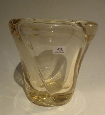 null TRAVAIL FRANCAIS 

Vase à corps conique torse en verre ambré.

Haut. 20 cm	...