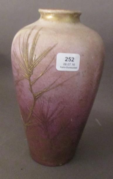 null Clément MASSIER (1844-1917)

Vase en grès de forme Meiping à décor de feuillages...