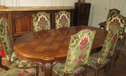 null Mobilier de salle à manger en bois naturel style Louis XV comprenant : 

une...
