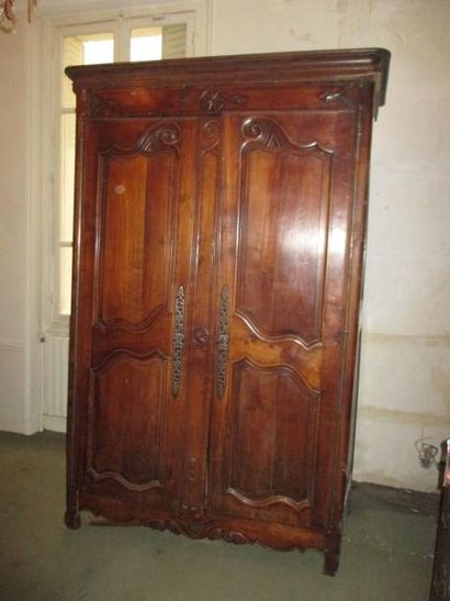 null Deux portes d'armoire moulurées en bois naturel

Style Louis XV

240x140 cm