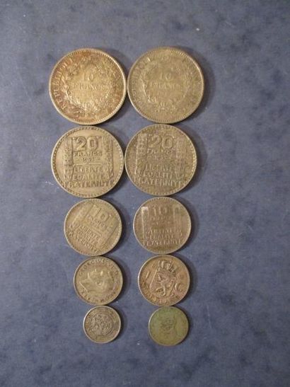 null Lot de dix pièces en argent: 6 pence Georges V, 1 shilling Georges VI, 1 gulden...