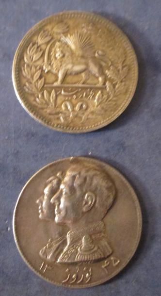 IRAN Une pièce de 5 kran en argent au nom de Muzaffar al-Din Shah et une pièce commémorative...