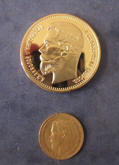 null (*) Une pièce de 5 rouble en or 1900 et une pièce commémorative 1991 en métal...