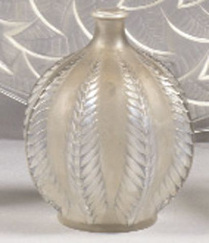 LALIQUE René (1860-1945) Vase, modèle " Malines " (1924). Epreuve en verre soufflé...