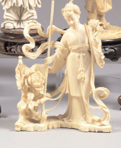 null Sujet en ivoire représentant la déesse du printemps, Chine vers 1920