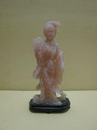 null Sujet en quartz rose représentant une jeune femme à l'éventail. Chine H : 3...