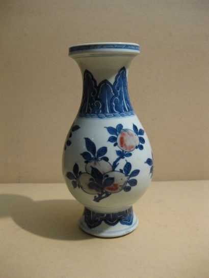 null Vase balustre en porcelaine émaillée bleu et rouge de cuivre à décor de grenades,...