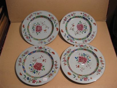 null Quatre assiettes en porcelaine de la famille rose à décor de médaillon central...