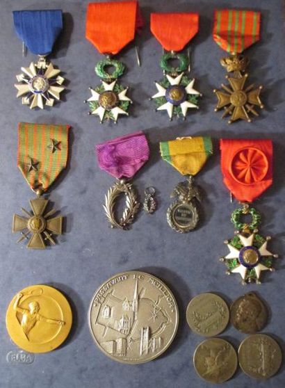 null Lot de médailles: croix de guerre, Sainte Hélène, palme académique, chevallier...