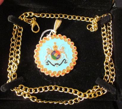 IRAN Médaille et chainette en métal doré émaillée, dans son coffret