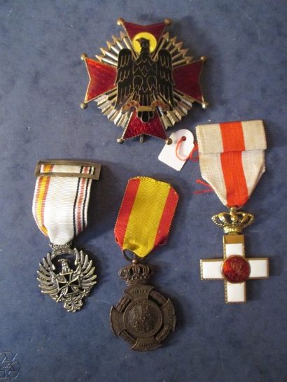 null Lot de décorations espagnoles:

- Plaque de l'Ordre des Flèches

- Mérite Militaire

-...