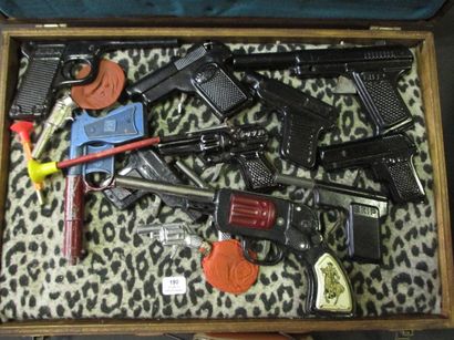 null Lot de treize pistolets et revolvers (jouets)