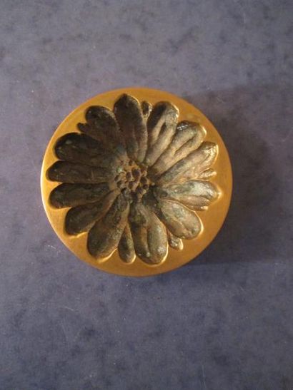 null Vide poche en bronze en forme de fleurs, chiffré HG