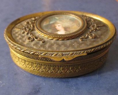 null Boite ovale en métal ornée d'un médaillon "Dame au chapeau"

L : 9 cm.