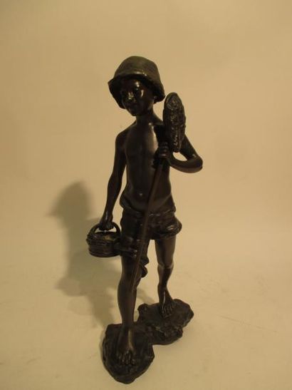 MARTIN (d'après) "Jeune pêcheur aux crustacés"

Sculpture en bronze signée sur la...