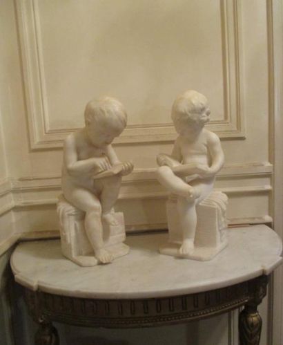 null Deux sculptures en marbre blanc représentant des putti lisant et écrivant dans...