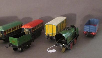 HORNBY «O» en tôle peinte: locomotive SNCF 020 verte et noire, son tender, 2 voitures...