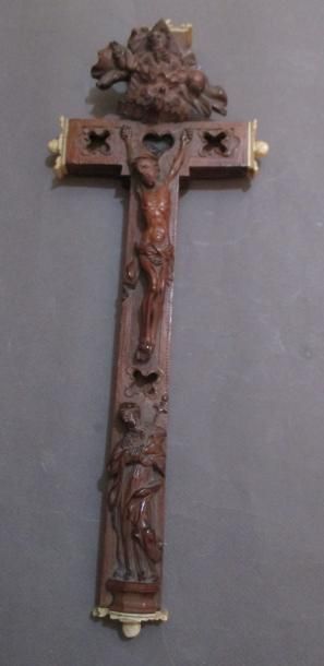 null Reliquaire en bois naturel et os sculpté en forme de crucifix, Allemagne du...