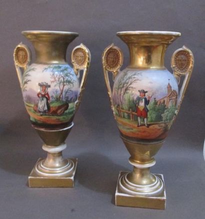null Paire de vases Médicis en porcelaine polychrome et doré à deux anses, à décor...
