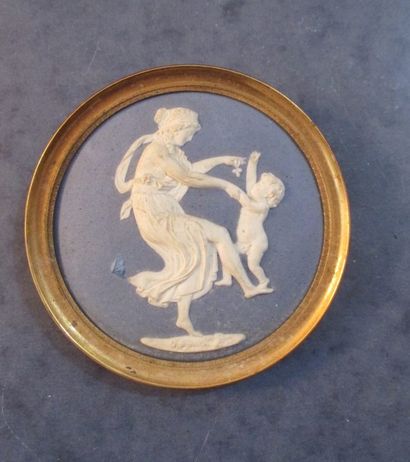 null Médaillon en bas relief en biscuit à décor d'une femme à l'Antique jouant avec...