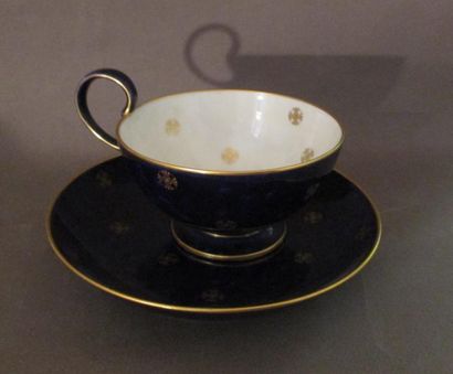 null Tasse sous tasse porcelaine à fond bleu nuit et doré, Sèvres, 1909