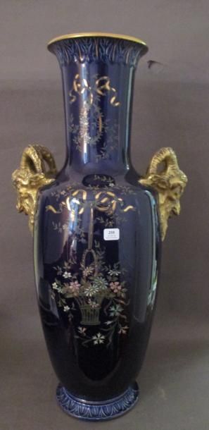 LONGCHAMPS Grand vase en porcelaine à fond bleu à deux anses doré à tête de bouc,...