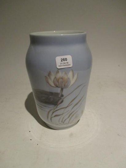 null Vase en procelaine à décor de nénuphars, ROYAL COPENHAGUE

H: 17 cm