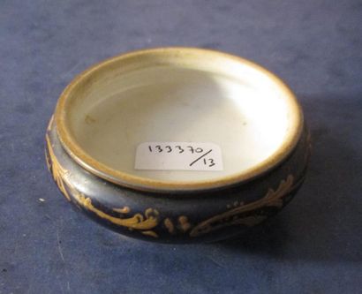 null Petite salière en porcelaine fond bleu et doré SEVRES 1846