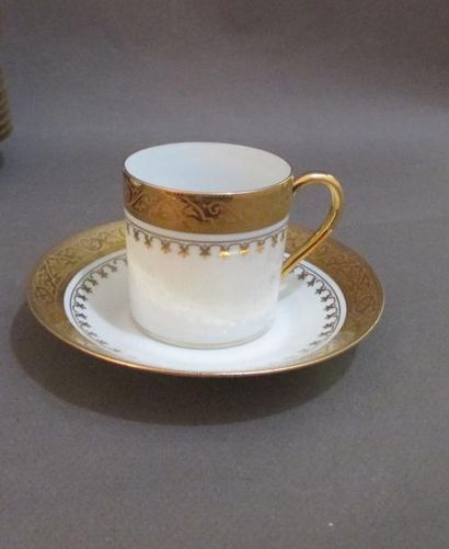 null 12 Tasses et sous tasses à café en porcelaine blanche à décor de galon or