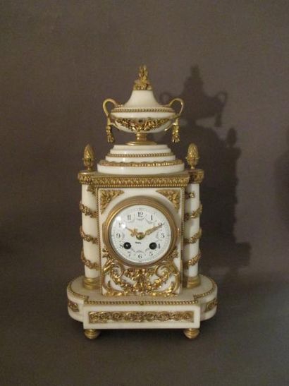 null Pendule borne en marbre blanc et bronze doré, style Louis XVI

H: 34 cm. (accidents...