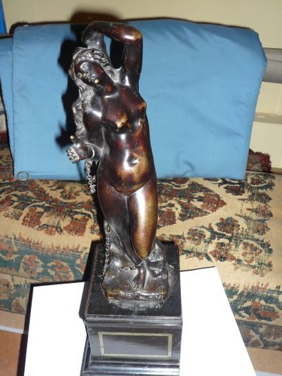 Ecole Française début XXe "L'esclave". Bronze sur socle en bois. H : 30 cm.