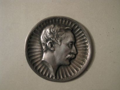 André Joseph ALLAR (1845-1926) Pierre de COUBERTIN Grande médaille argentée, signée....