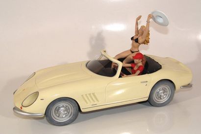 MANARA Pin up en cabriolet Ferrari couleur crème Statuette en résine peinte à la...