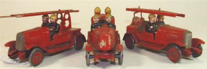 JOUETS CITROEN Trois modèles d'Autos-Pompes en composition (1933). 