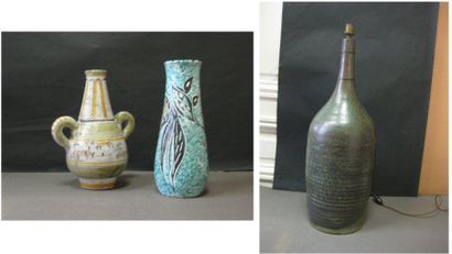 VALLAURIS (attribué à) Deux vases coniques en céramique, l'un à anses latérales détachées....