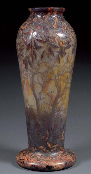 DAUM Vase balustre sur talon plat ourlé et col galbé. Epreuve en verre marmoréen...