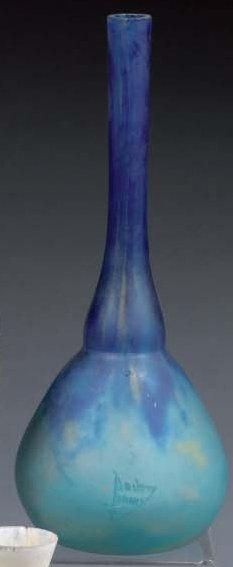 DAUM Berluse, vase soliflore à col coupé. Epreuve réalisée en verre marmoréen bleu...