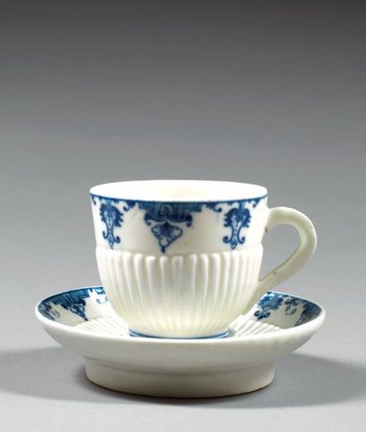 SAINT-CLOUD, (période Trou) : Tasse trembleuse et sa sous-tasse en porcelaine à décor...