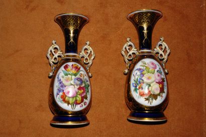VALENTINE Paire de vases à deux anses ajourées, en porcelaine bleu nuit et or, à...