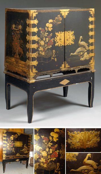 null Cabinet en bois laqué à fond noir dans le goût japonais du XVIIème siècle, ouvrant...
