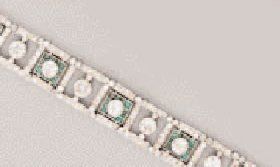 null Bracelet en platine et or gris formé d'un bandeau souple ajouréé de 16 motifs...