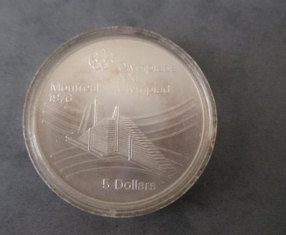 null Une pièce commémorative de 5 dollars canadien en argent des Olympiades de Montréal...