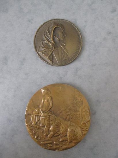 null Lot de deux médailles modernes en bronze : 

Une d'après PISANELLO représentant...