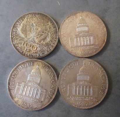 null *Seize pièces de 20 FF en or dans deux sachets scellés (un de dix et un de ...