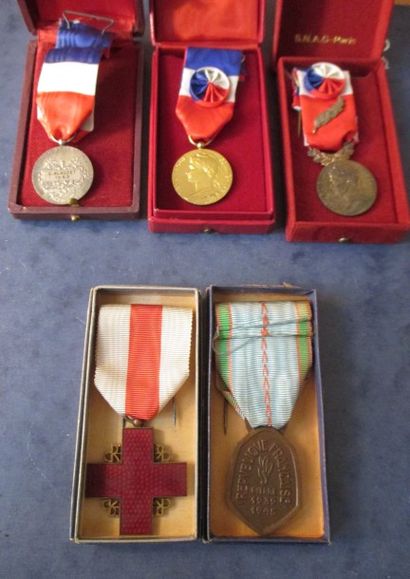 null Lot de médaille dont médaille commémorative française de la Guerre 39-45, médailles...