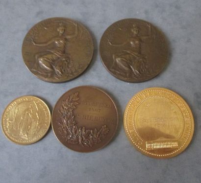 null Lot de médailles : deux médailles en bronze Exposition de Paris 1900, un prix...