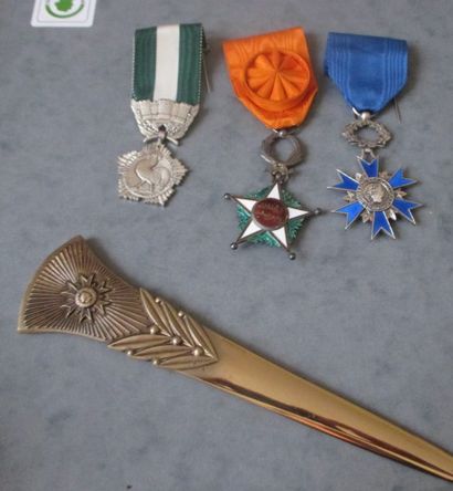 null Une médaille de l'ordre national du Mérite avec un coupe-papier en bronze orné...