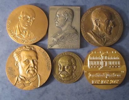 null Cinq médailles en bronze et une médaille rectangulaire en argent "Louis Pasteur",...