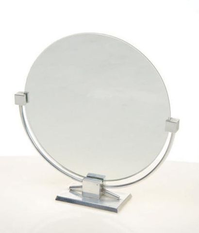 TRAVAIL FRANÇAIS Miroir de table à vue circulaire enchâssé dans une monture en métal...